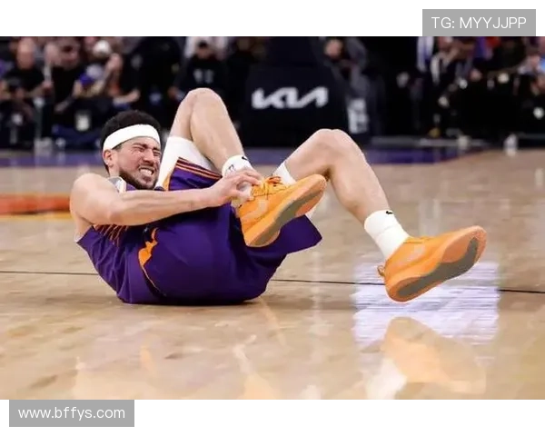 布克首节突破海斯防守时受伤乔丹奥特透露伤退原因